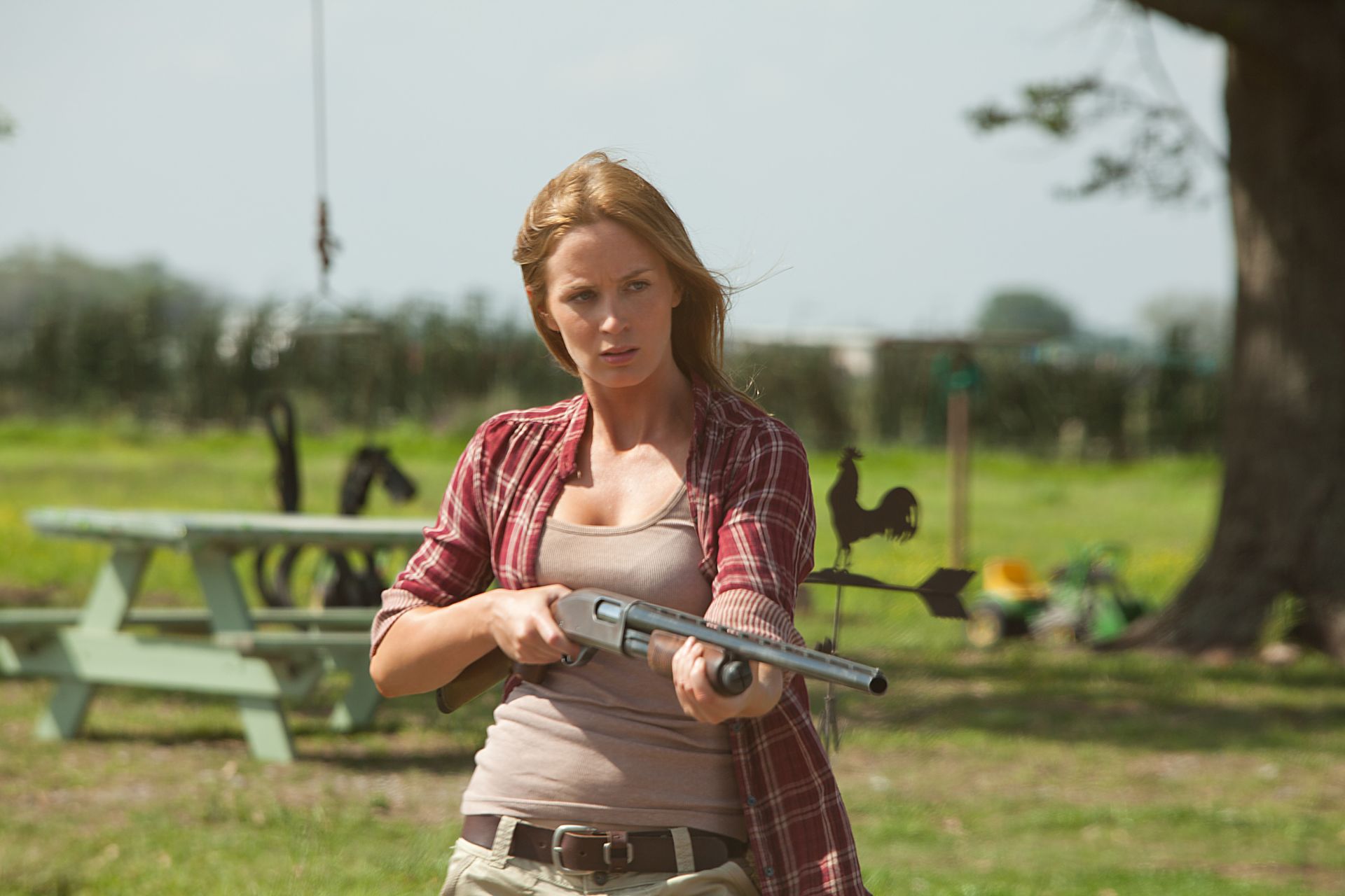 First Look At Emily Blunt In New Images From Rian Johnson S Looper With Joseph Gordon Levitt Heyuguys